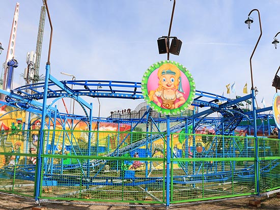 Kinzlers Pirateninsel beim Aufbau auf dem Oktoberfest (©Foto: Martin Schmitz)